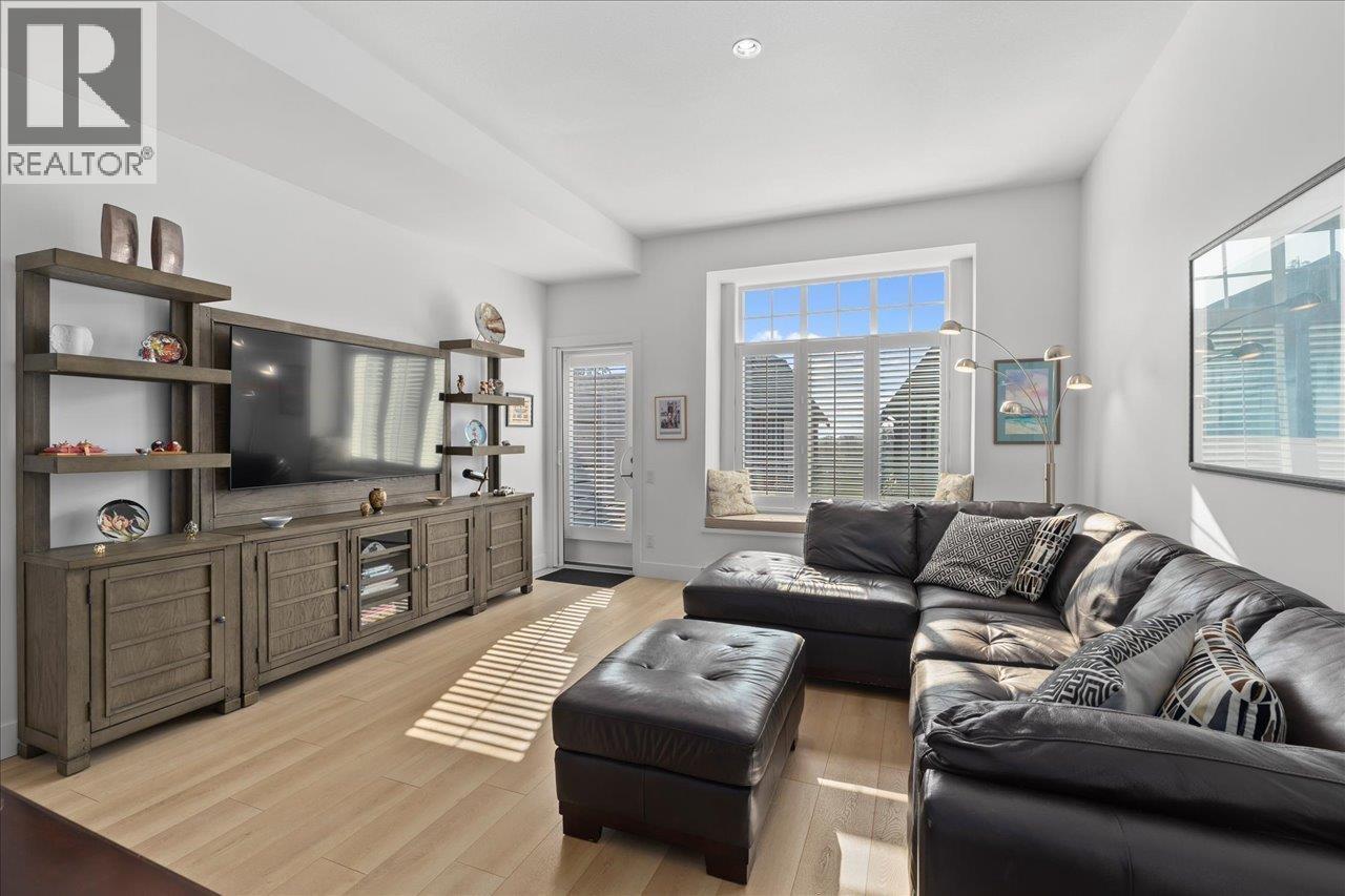 Photo 8 of 12 3552 Victoria Drive, Coquitlam BC