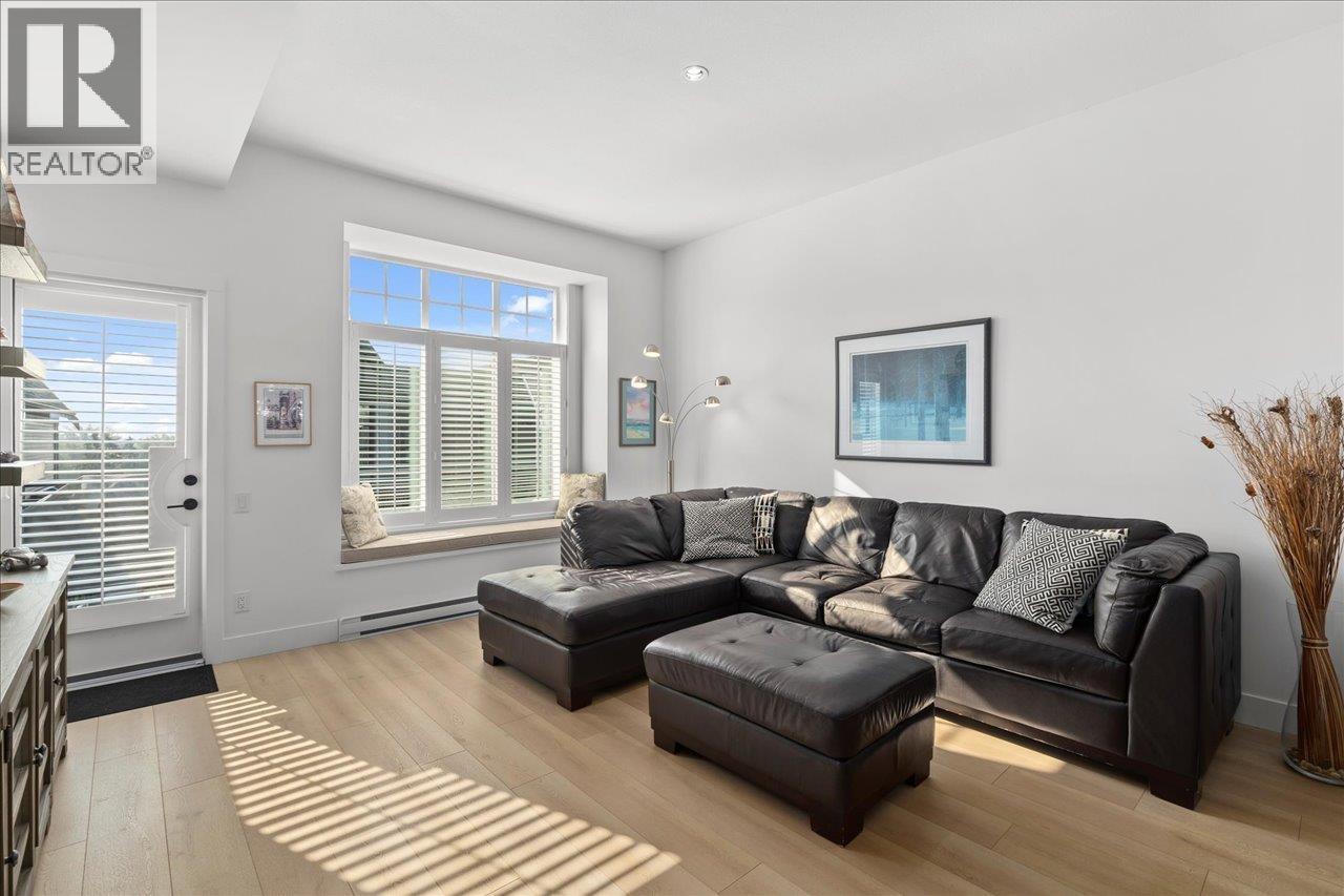 Photo 9 of 12 3552 Victoria Drive, Coquitlam BC