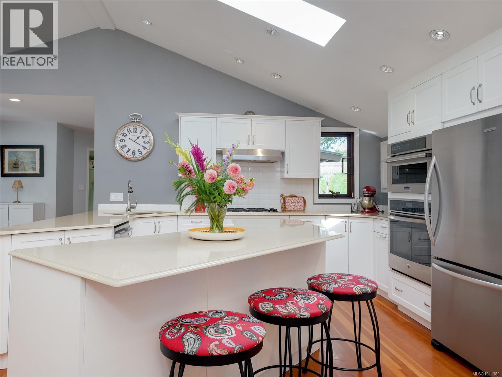 Photo 10 of 1251 Tattersall Dr, Saanich BC