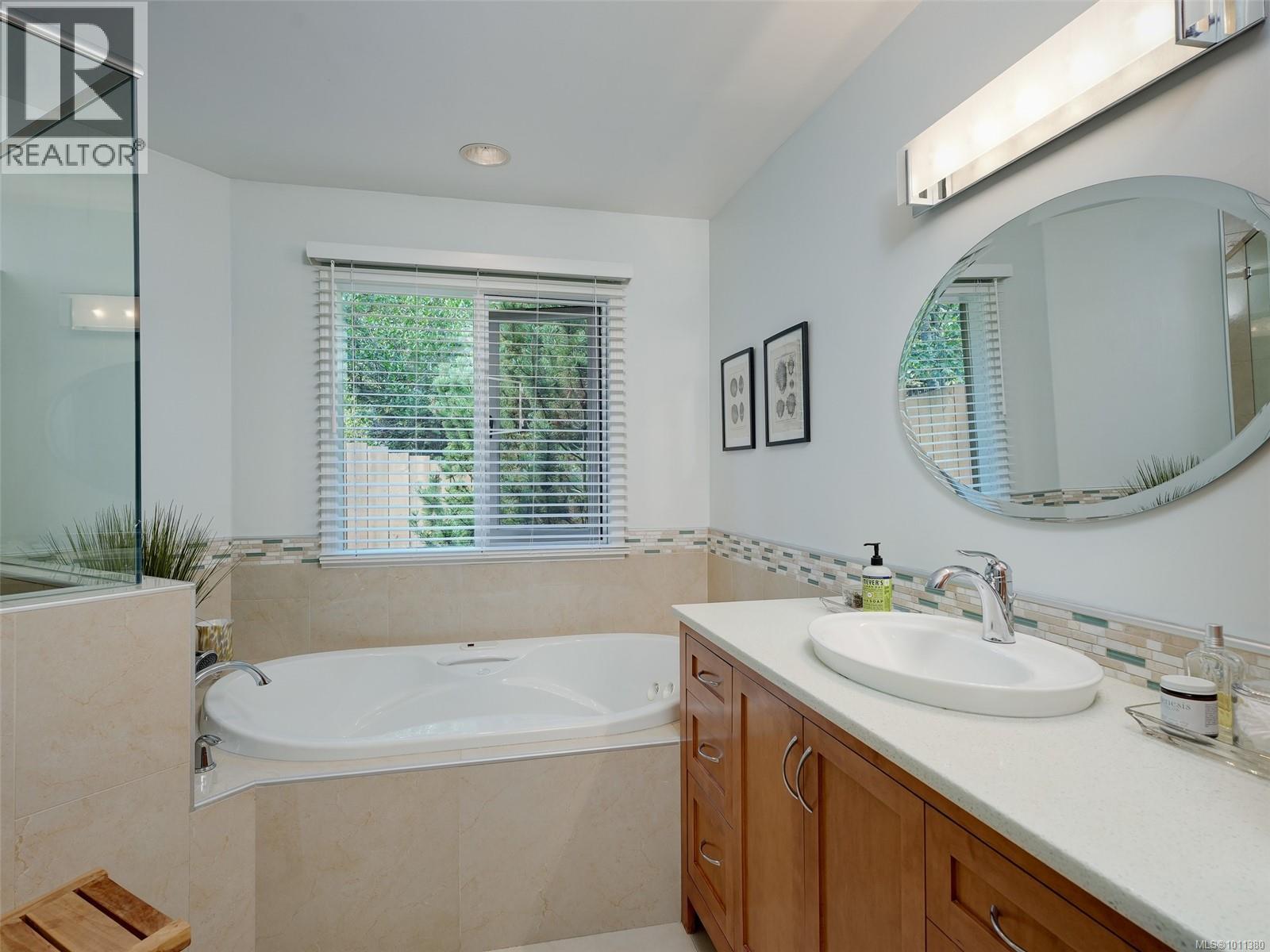 Photo 15 of 1251 Tattersall Dr, Saanich BC