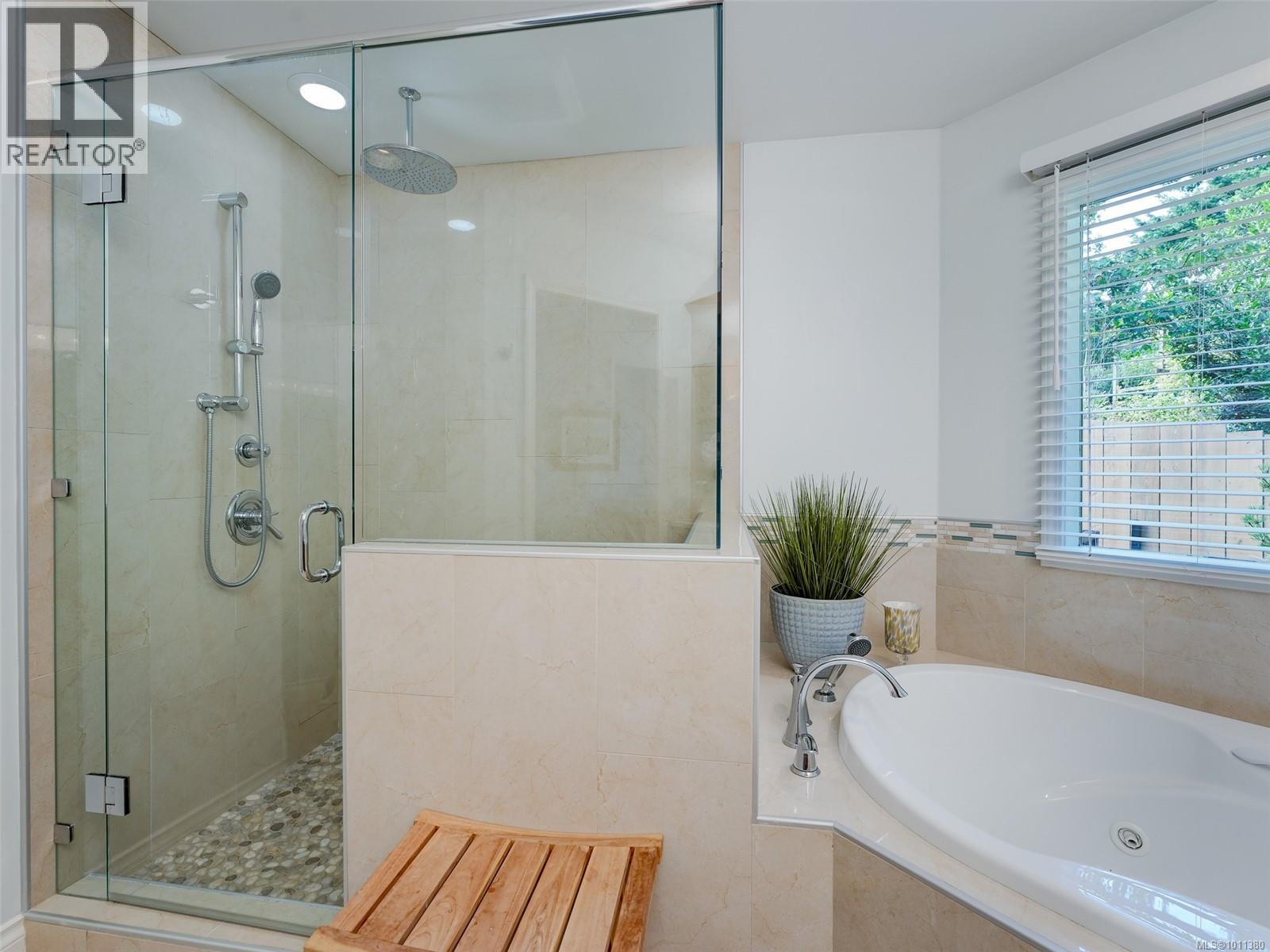 Photo 16 of 1251 Tattersall Dr, Saanich BC