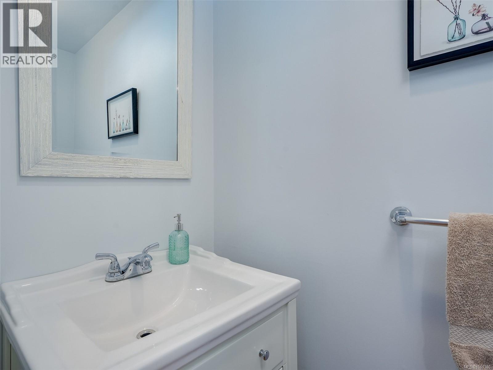 Photo 18 of 1251 Tattersall Dr, Saanich BC
