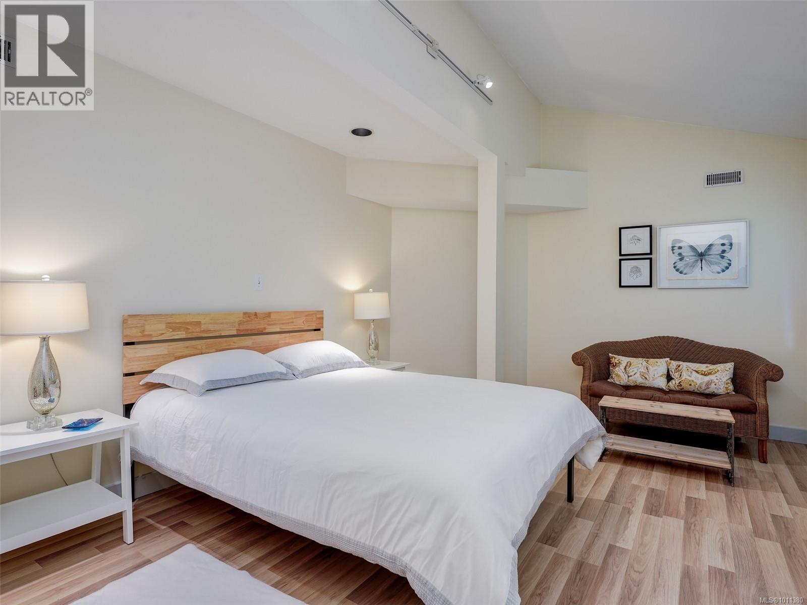 Photo 19 of 1251 Tattersall Dr, Saanich BC