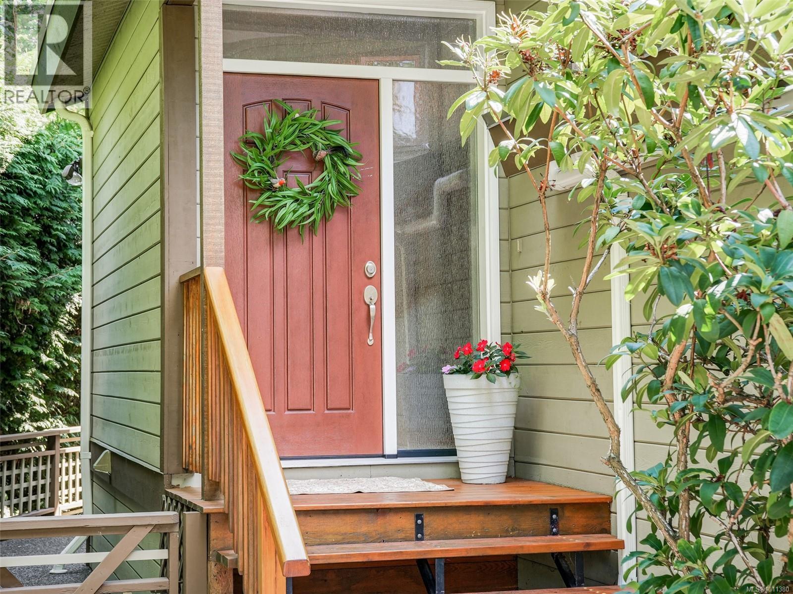 Photo 2 of 1251 Tattersall Dr, Saanich BC