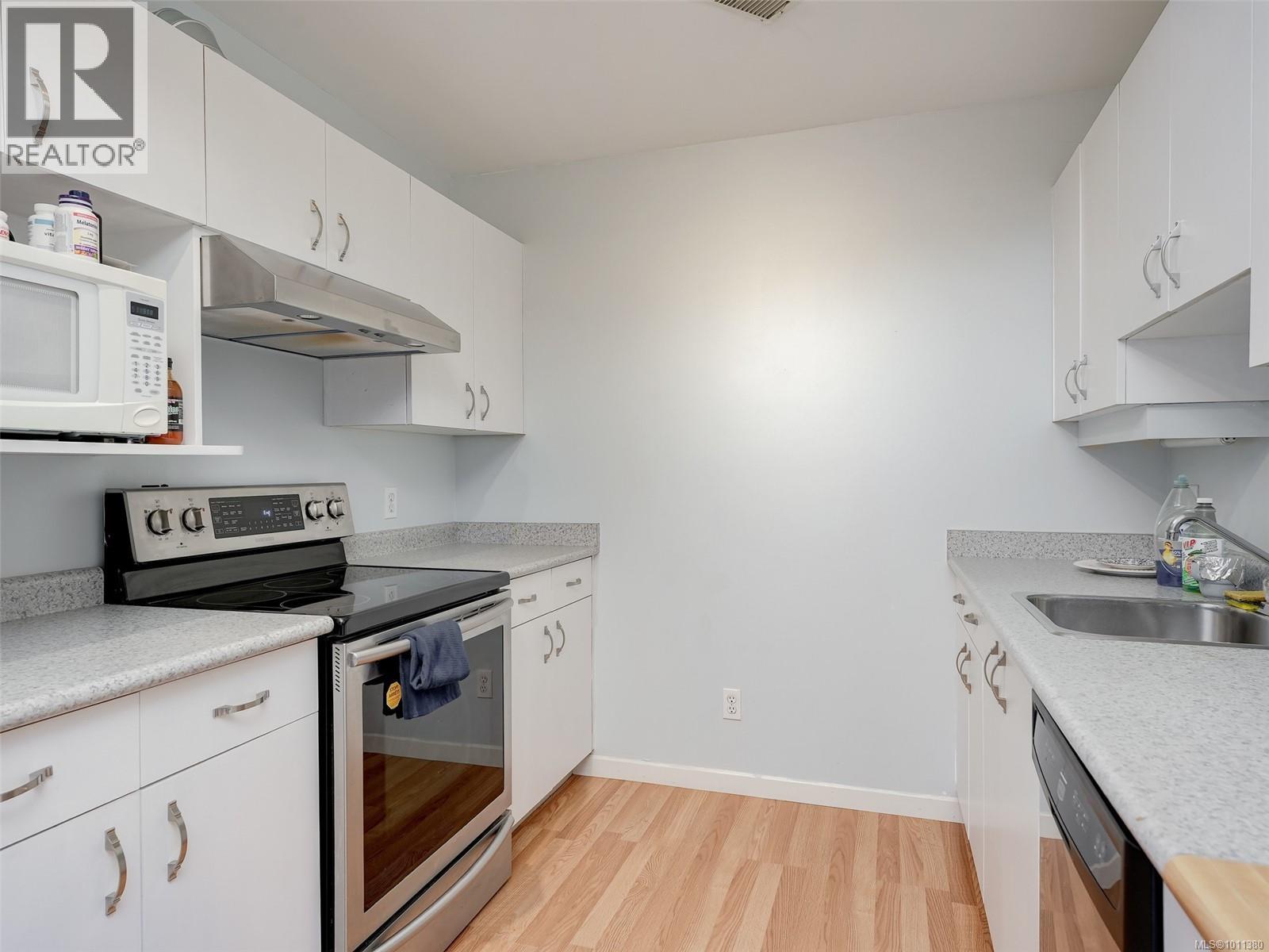 Photo 28 of 1251 Tattersall Dr, Saanich BC