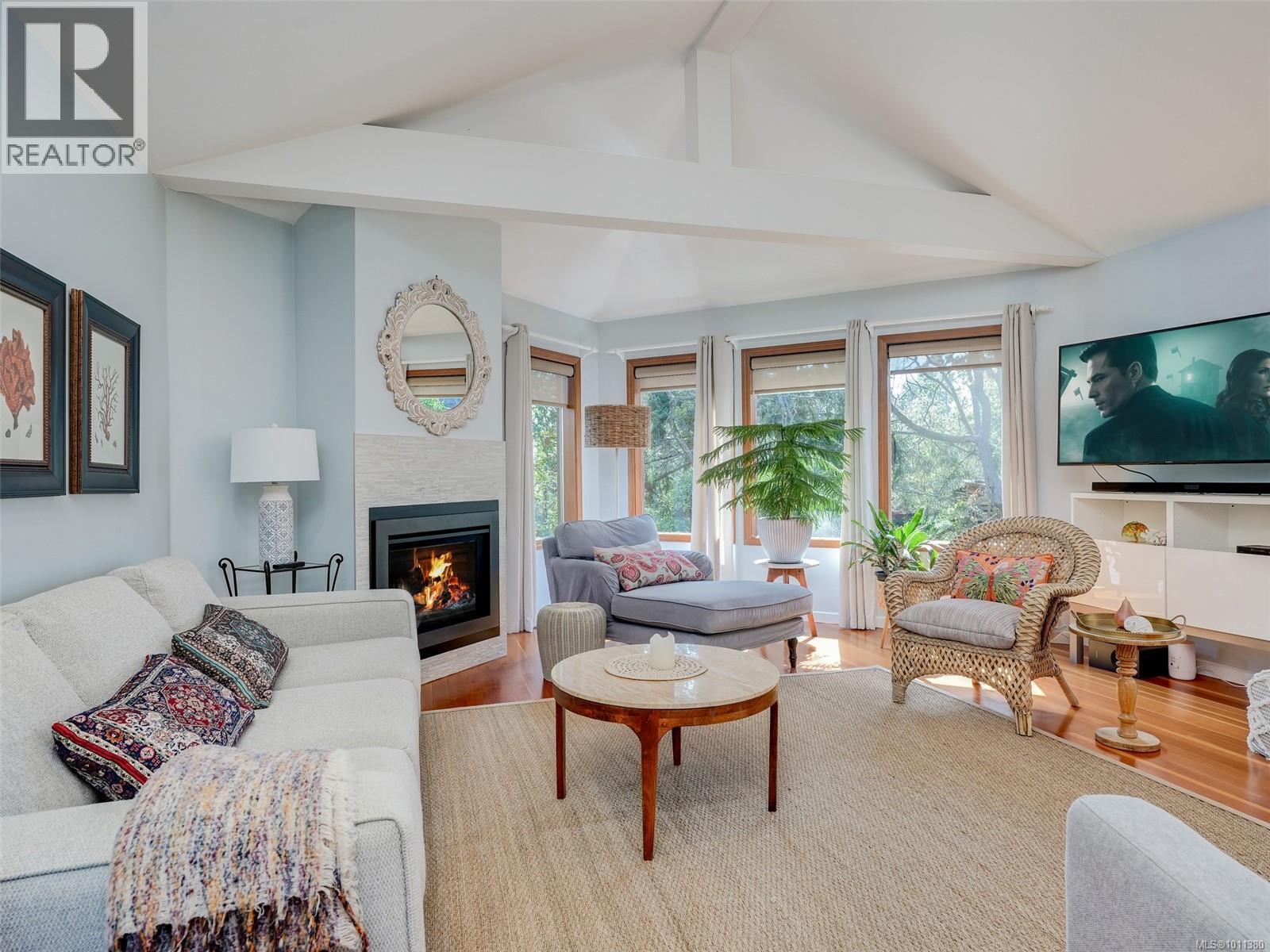 Photo 3 of 1251 Tattersall Dr, Saanich BC