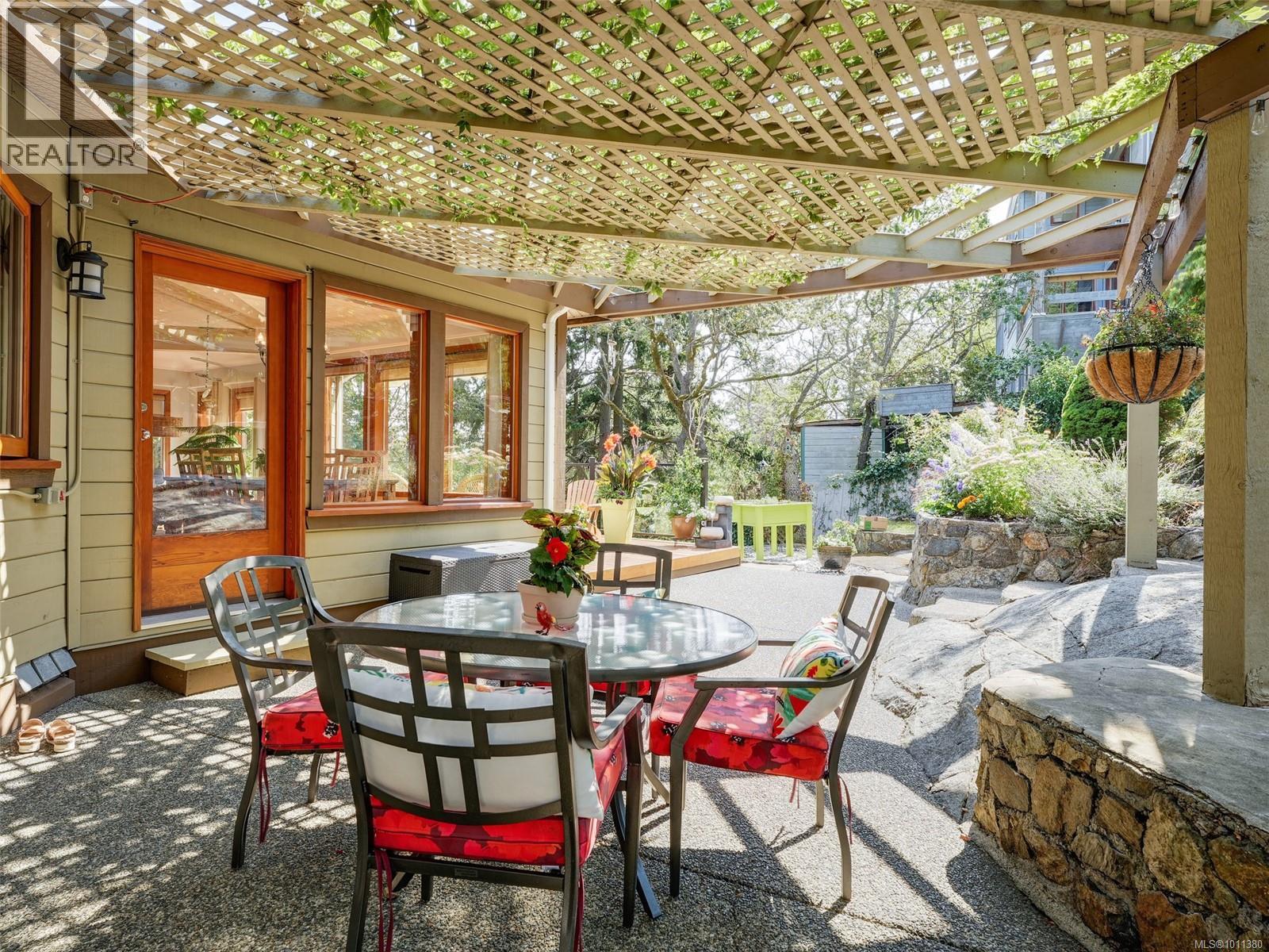 Photo 33 of 1251 Tattersall Dr, Saanich BC