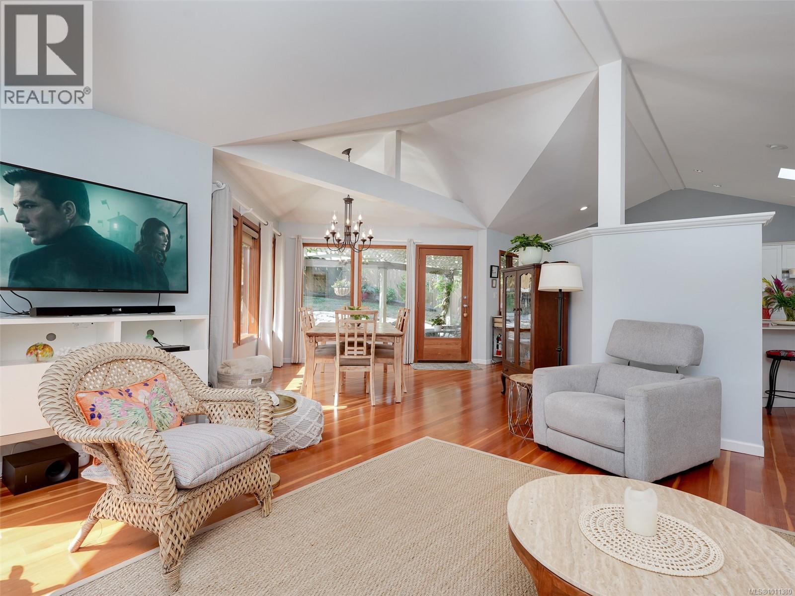 Photo 6 of 1251 Tattersall Dr, Saanich BC