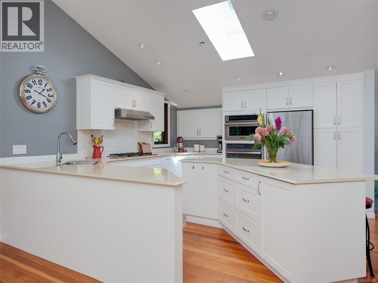 Photo 8 of 1251 Tattersall Dr, Saanich BC