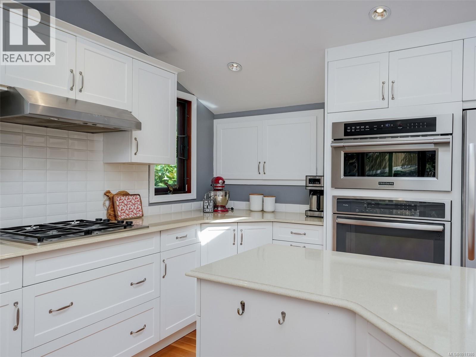 Photo 9 of 1251 Tattersall Dr, Saanich BC