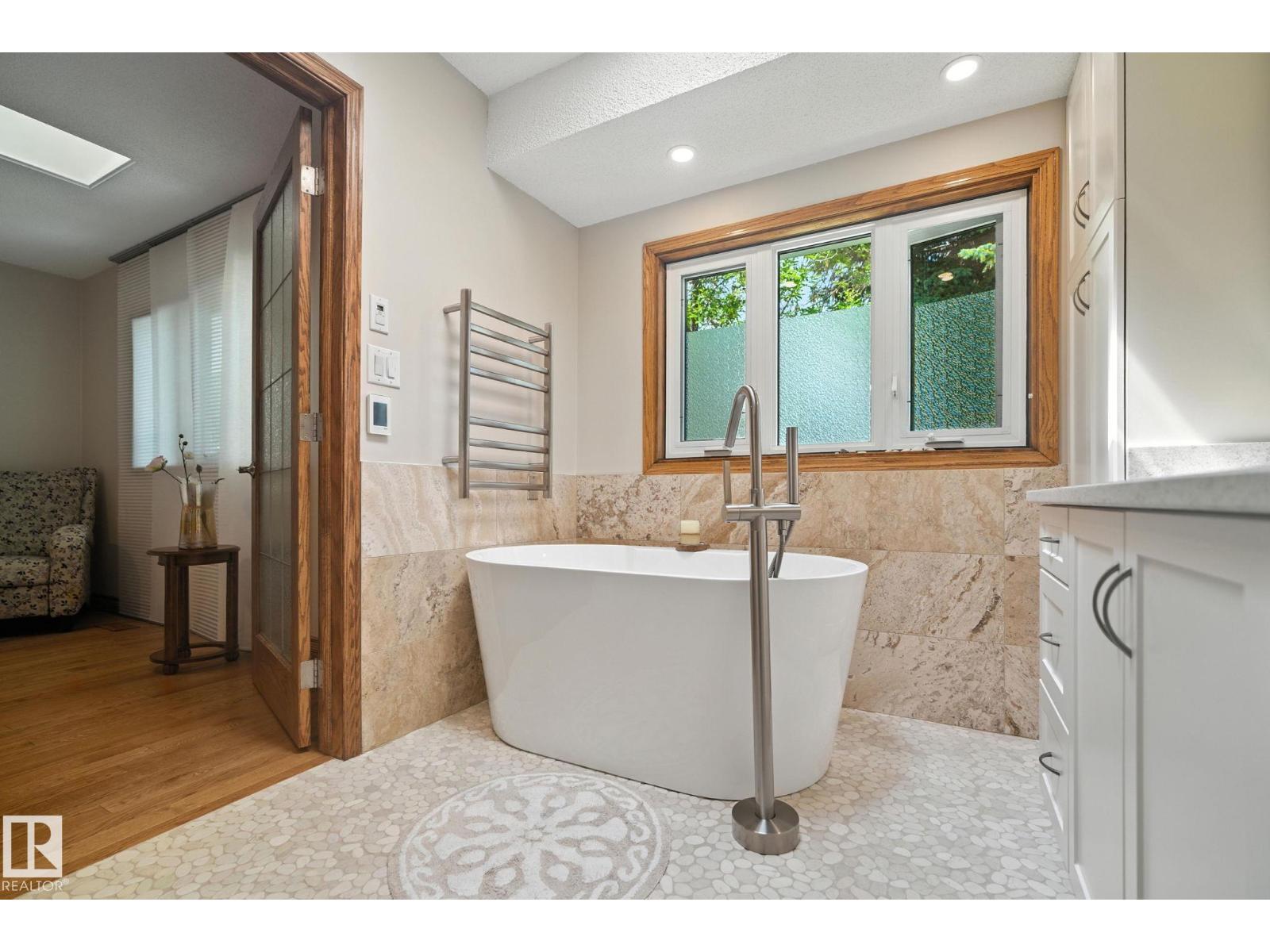 Photo 16 of 4632 151 St Nw, Edmonton AB