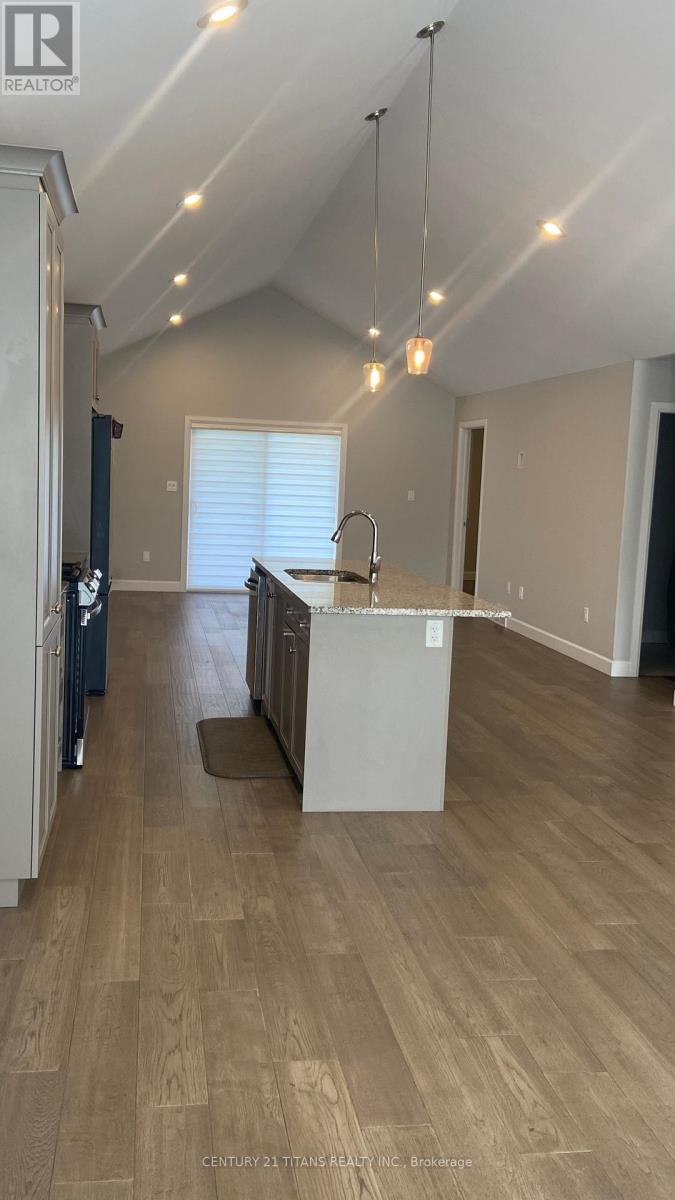 Photo 3 of 84 Arrowhead Lane, Chathamkent ON