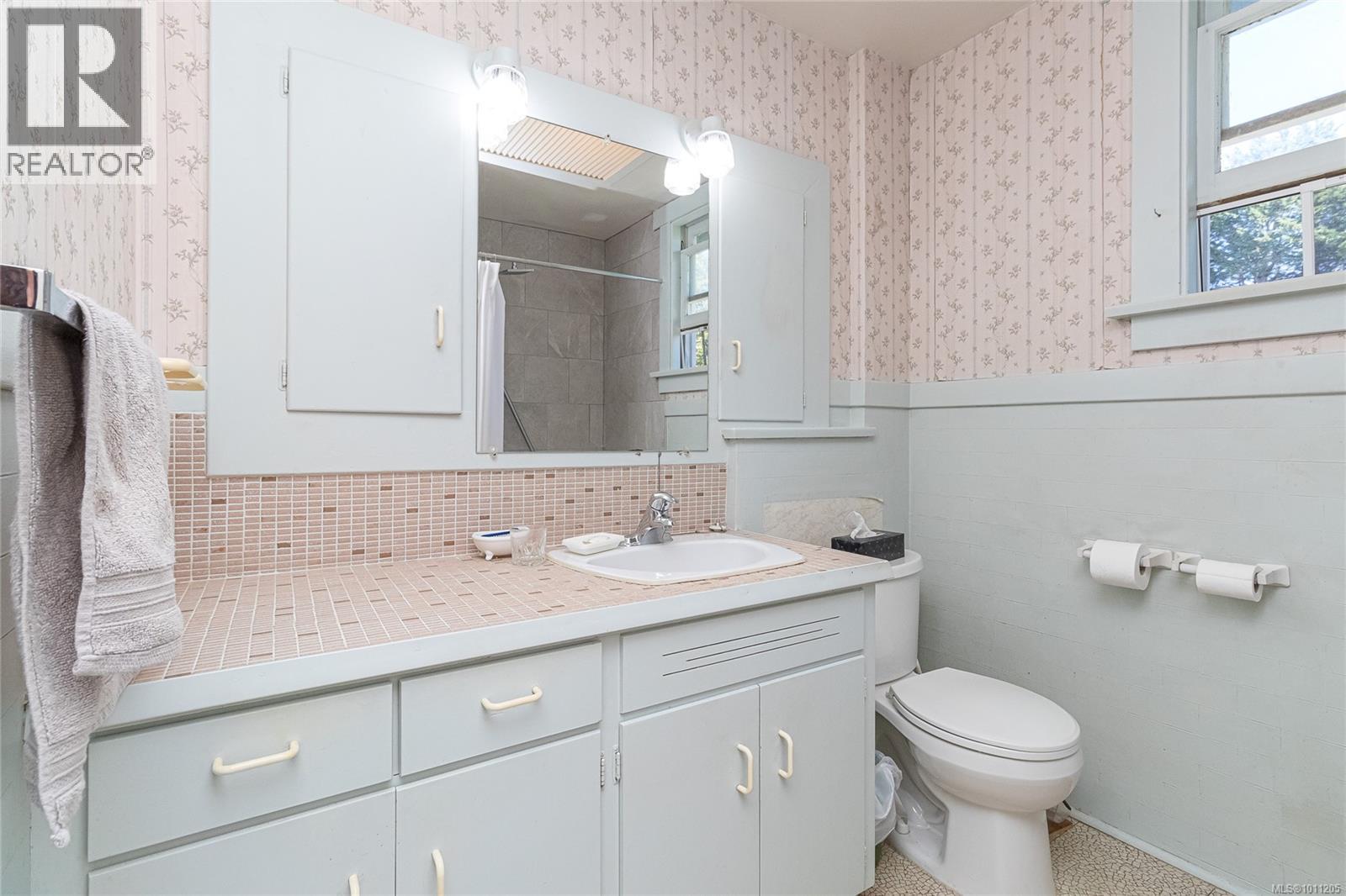 Photo 21 of 3329 Kingsley St, Saanich BC