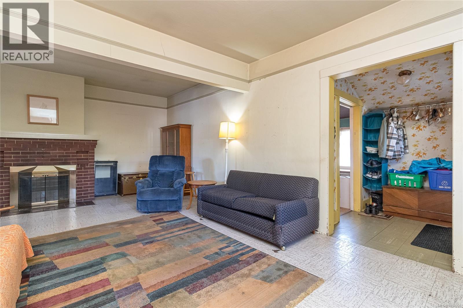 Photo 5 of 3329 Kingsley St, Saanich BC