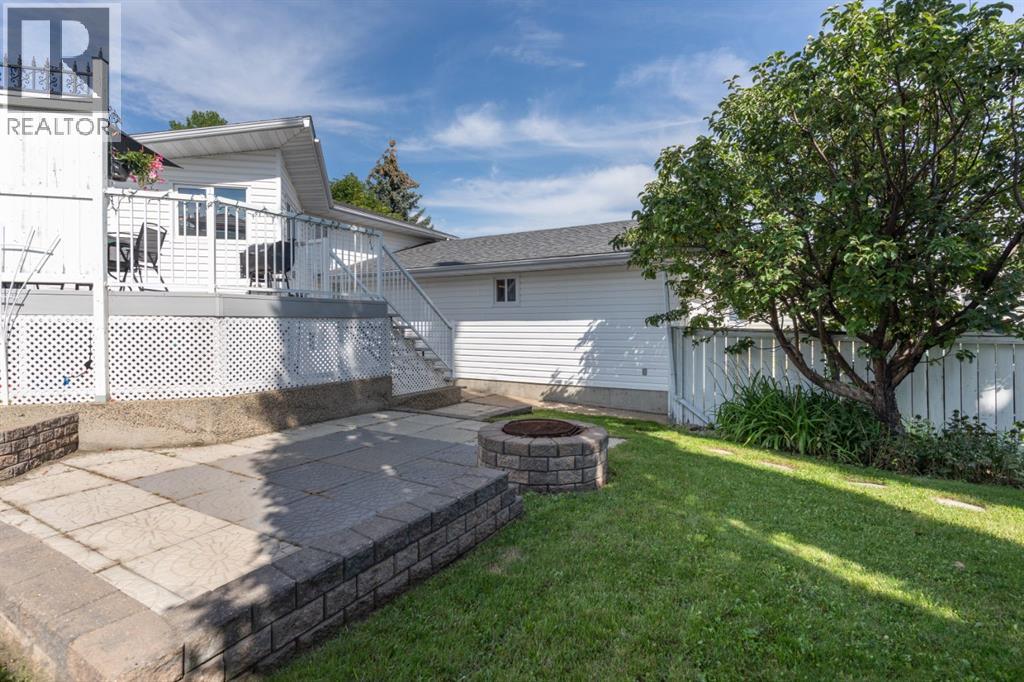 Photo 2 of 5905 54 Avenue, Camrose AB