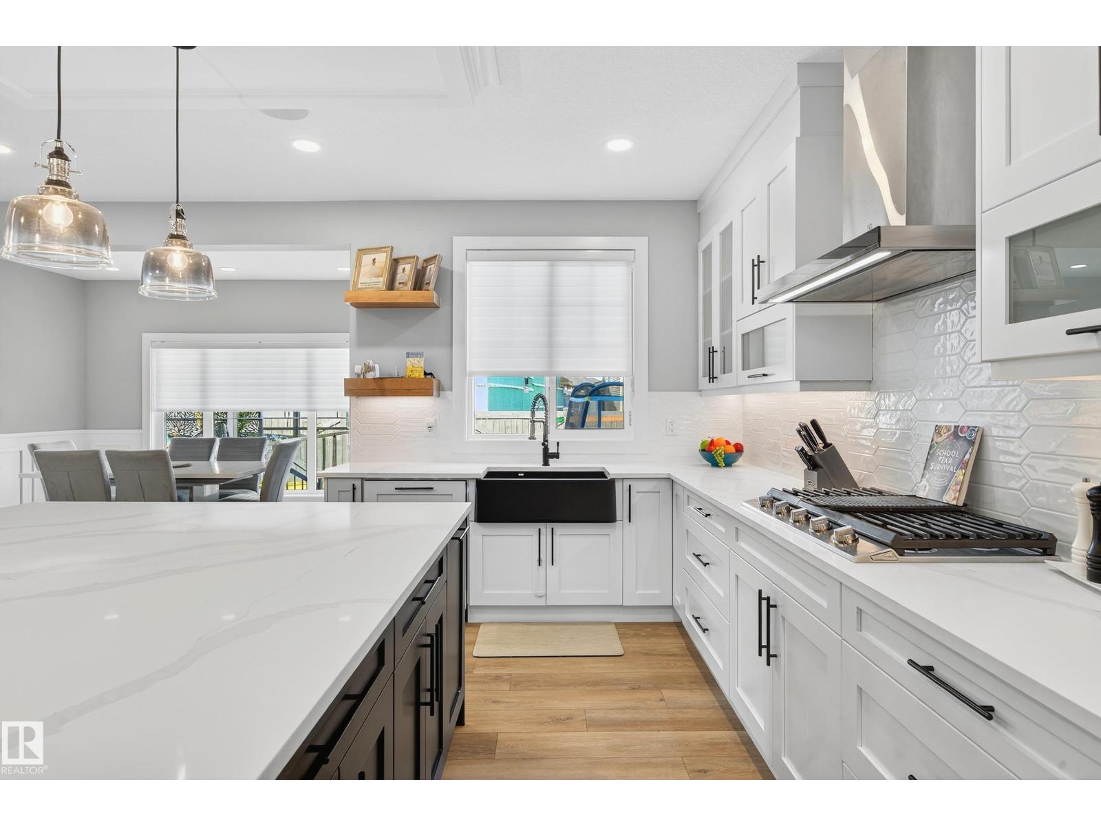 Photo 10 of 3912 Ginsburg Cr Nw, Edmonton AB