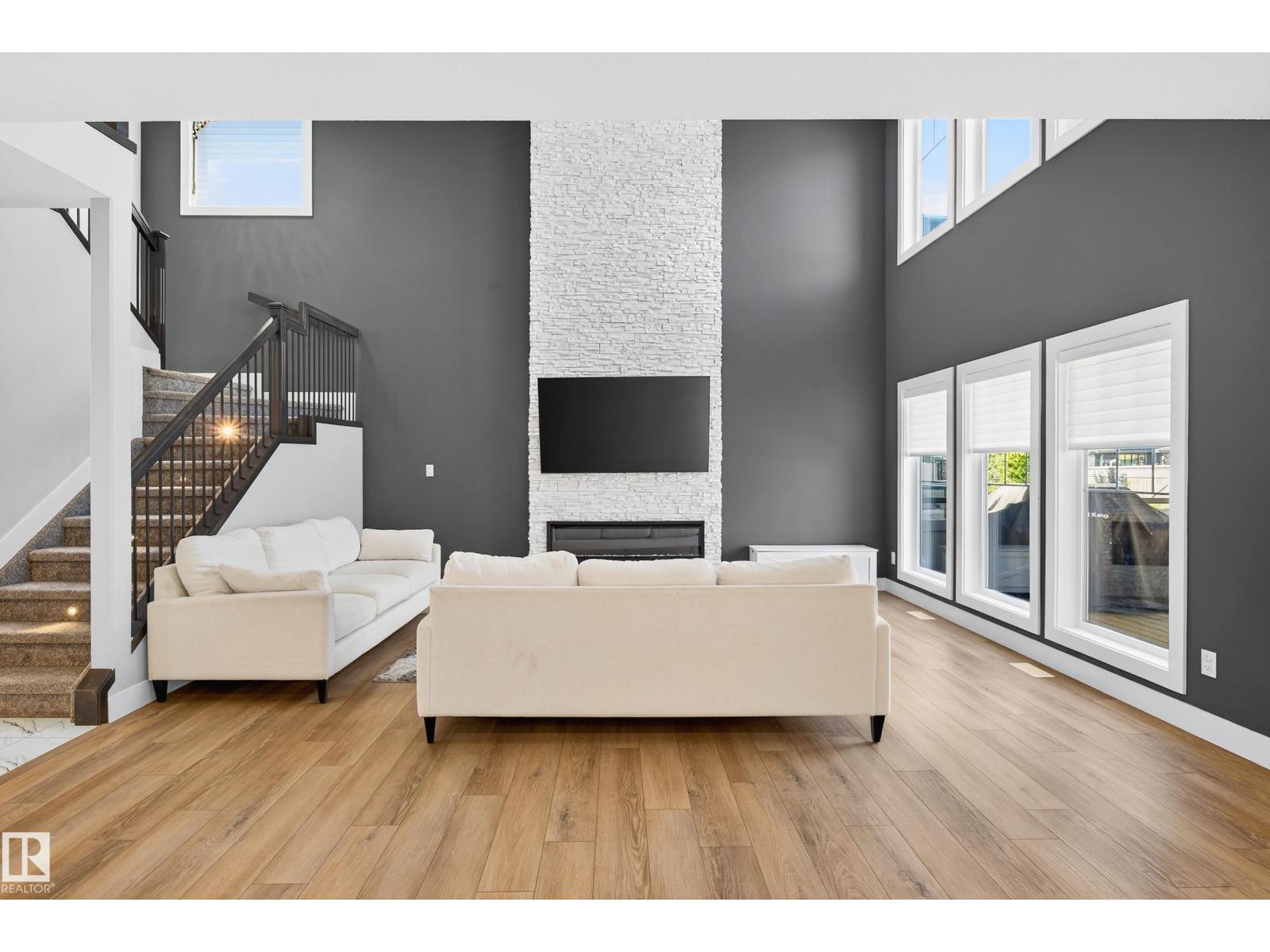 Photo 17 of 3912 Ginsburg Cr Nw, Edmonton AB