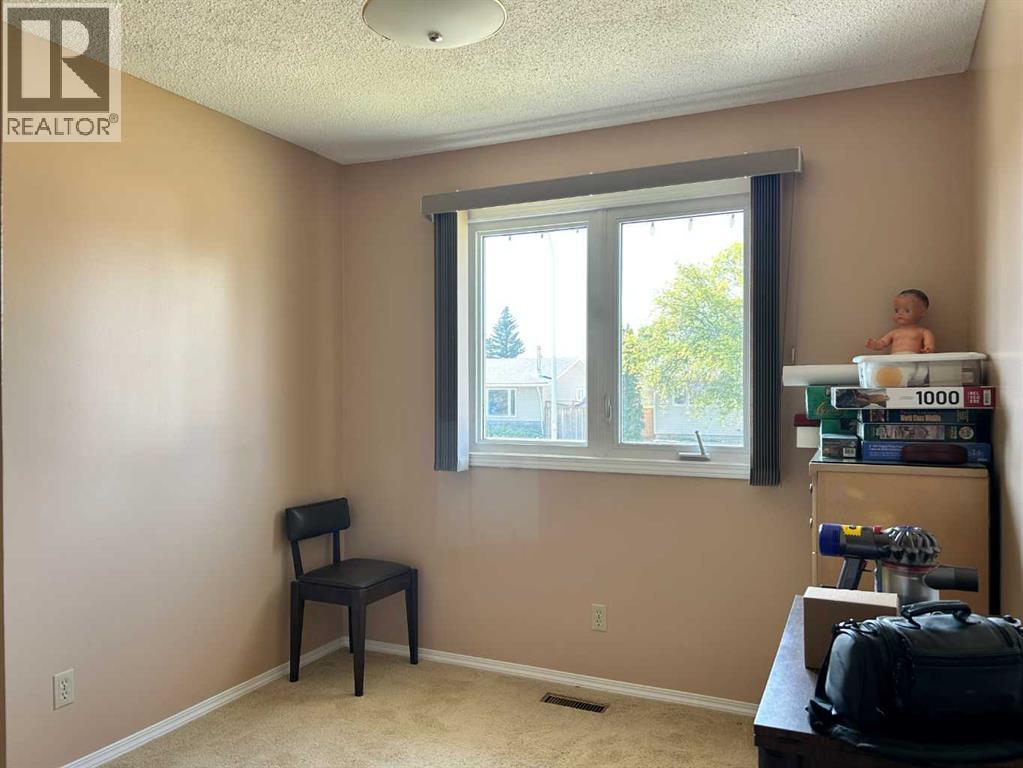 Photo 10 of 790 4 Avenue Se, Three Hills AB