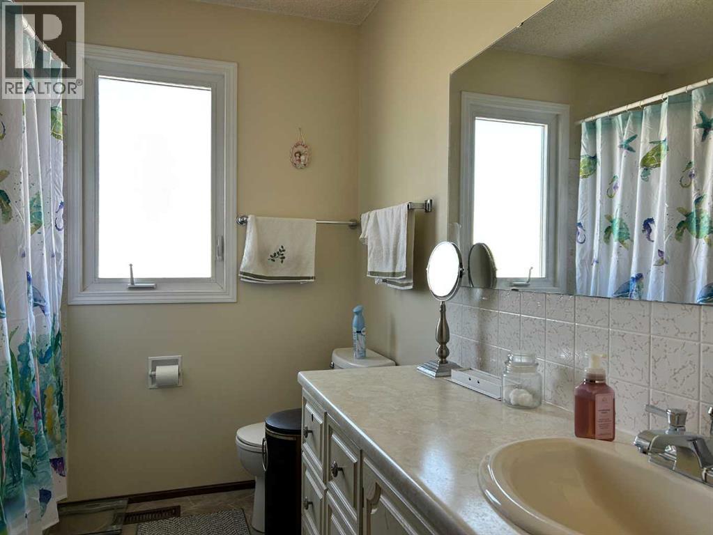 Photo 12 of 790 4 Avenue Se, Three Hills AB
