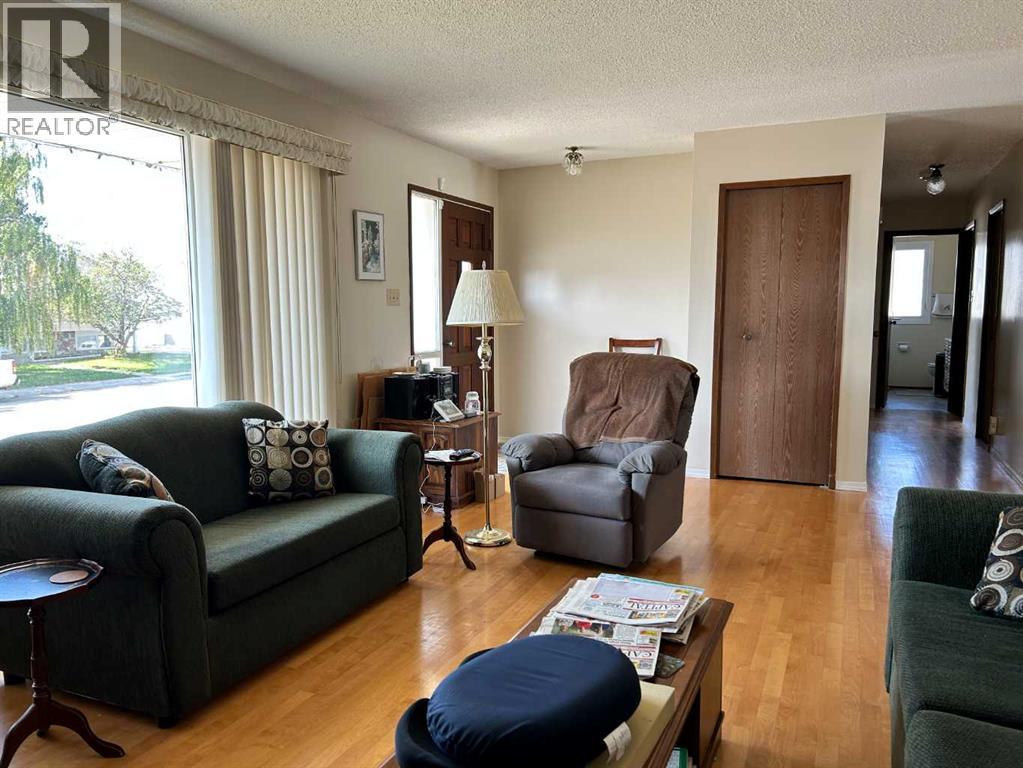Photo 3 of 790 4 Avenue Se, Three Hills AB