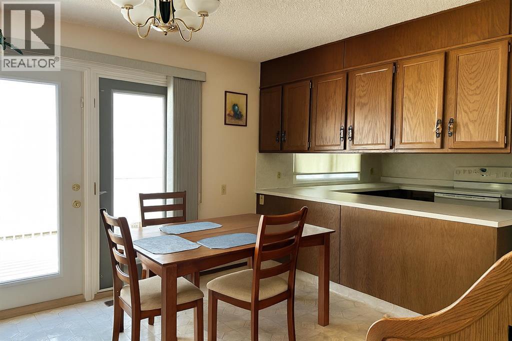 Photo 6 of 790 4 Avenue Se, Three Hills AB