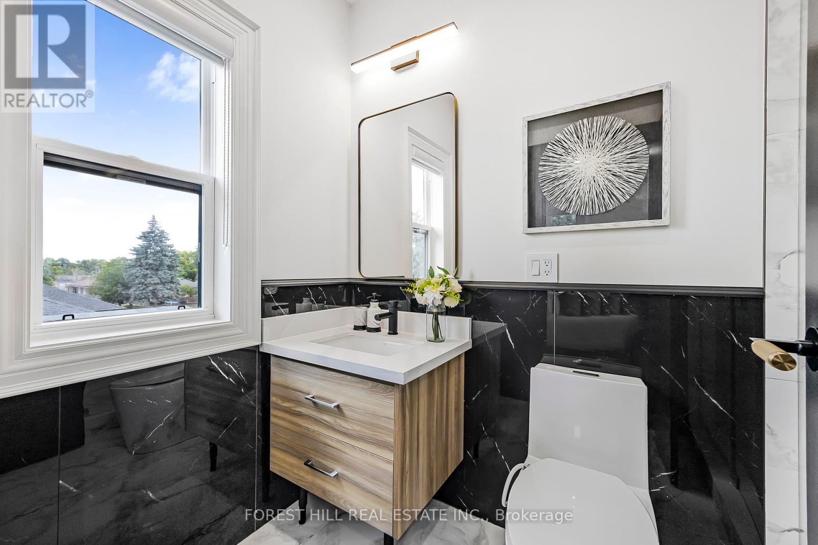 Photo 9 of 18 Ivorwood Crescent, Toronto ON