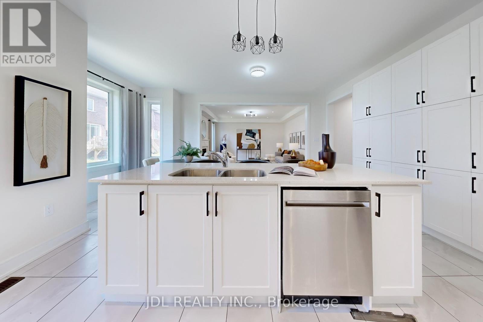 Photo 9 of 143 Kenneth Rogers Crescent, East Gwillimbury ON