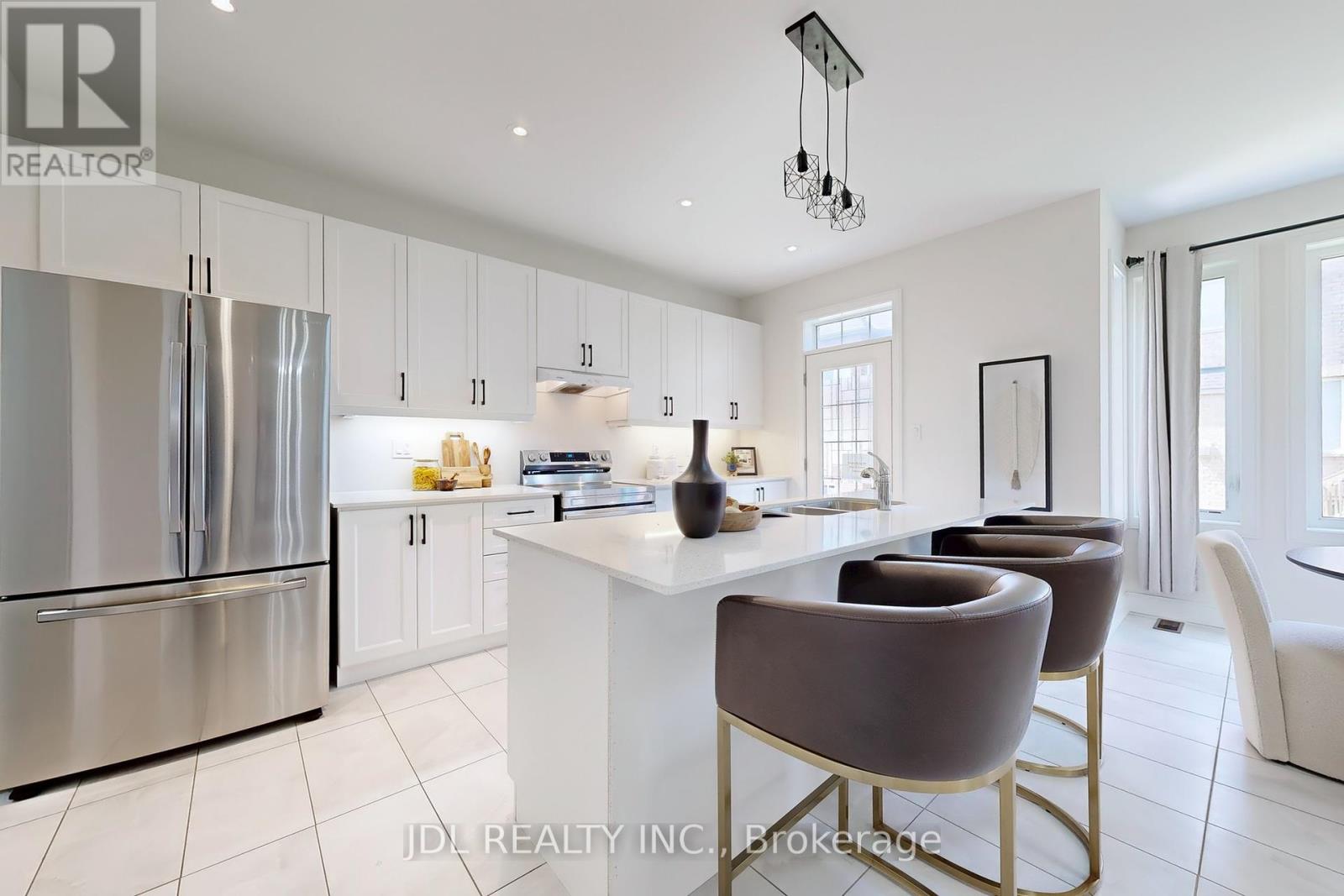 Photo 8 of 143 Kenneth Rogers Crescent, East Gwillimbury ON