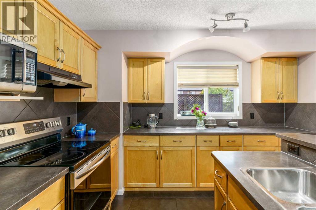 Photo 10 of 96 Everridge Way Sw, Calgary AB