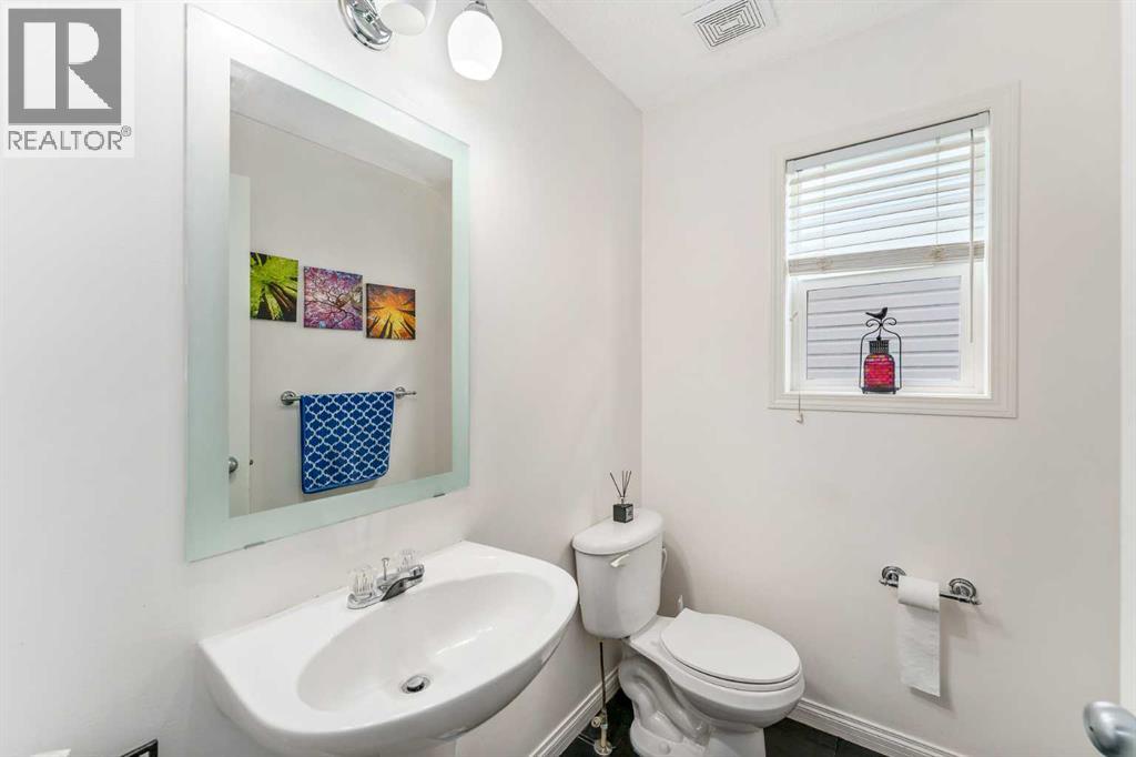 Photo 15 of 96 Everridge Way Sw, Calgary AB