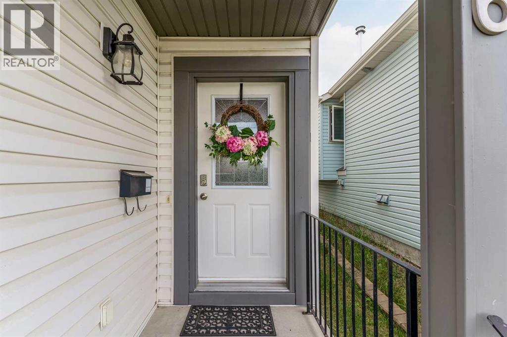 Photo 2 of 96 Everridge Way Sw, Calgary AB