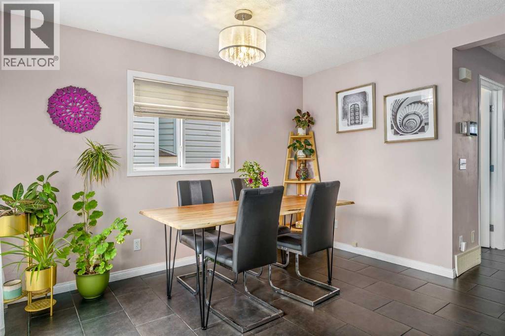 Photo 11 of 96 Everridge Way Sw, Calgary AB