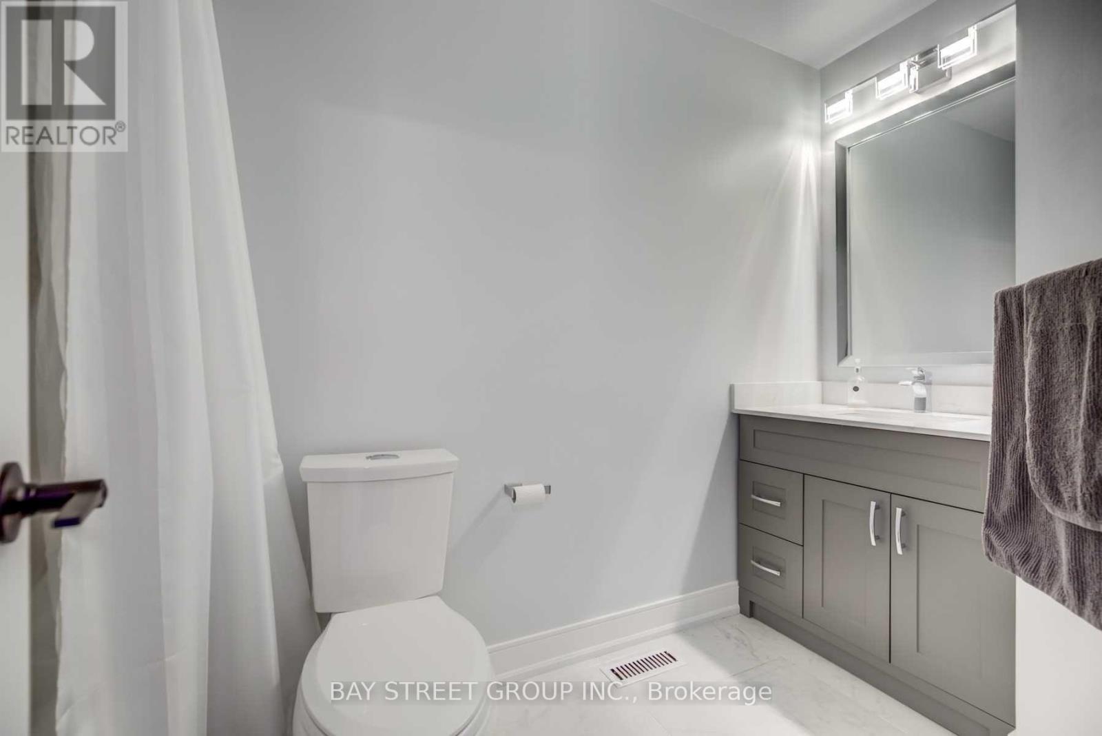 Photo 10 of 45 Mainland Crescent, Vaughan ON