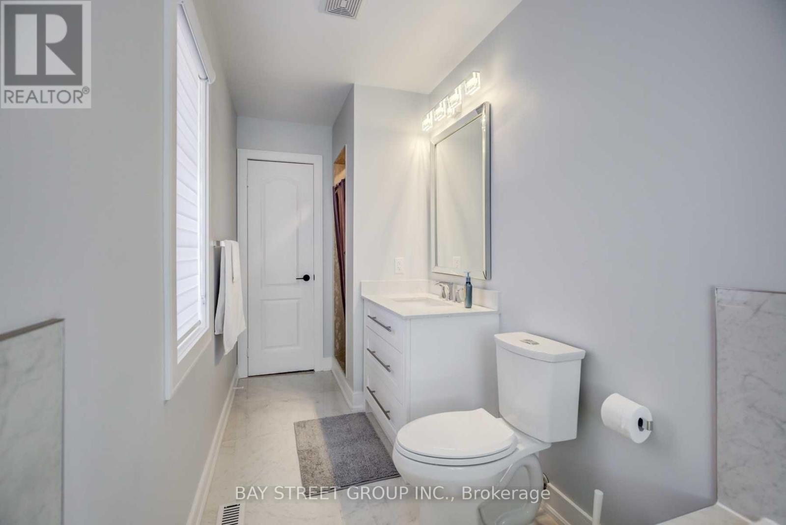 Photo 14 of 45 Mainland Crescent, Vaughan ON