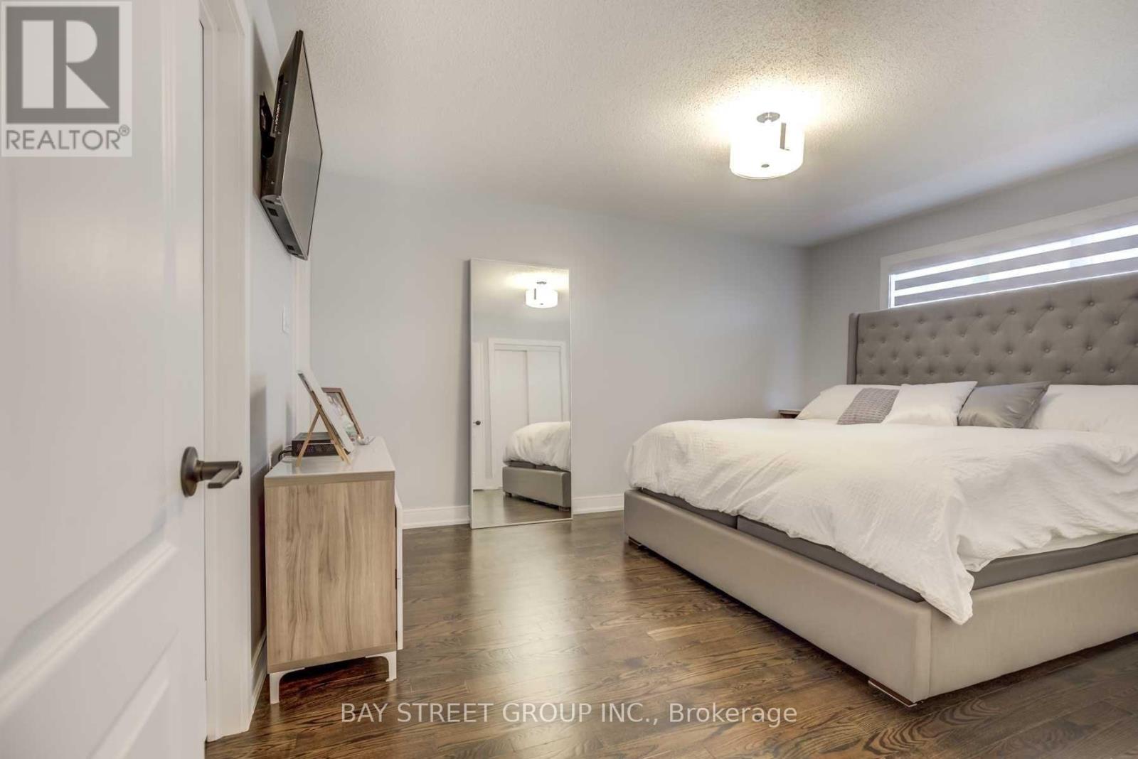 Photo 16 of 45 Mainland Crescent, Vaughan ON