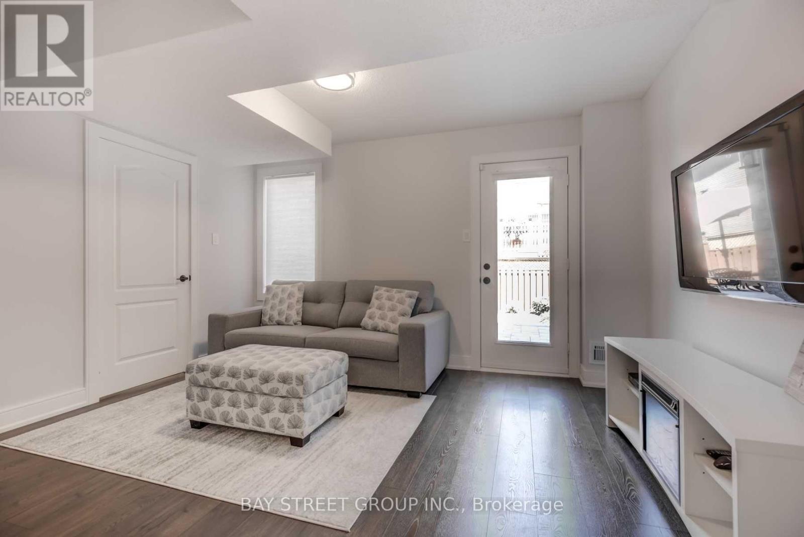 Photo 9 of 45 Mainland Crescent, Vaughan ON