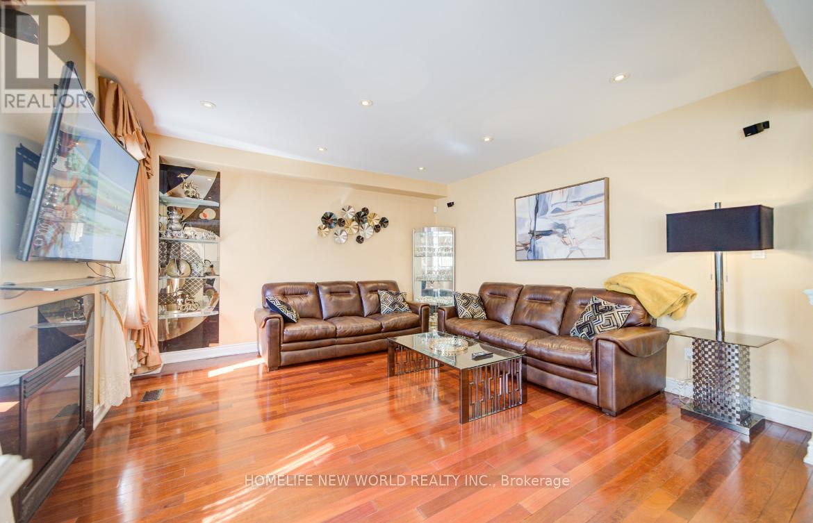 Photo 18 of 131 Ner Israel Drive, Vaughan ON