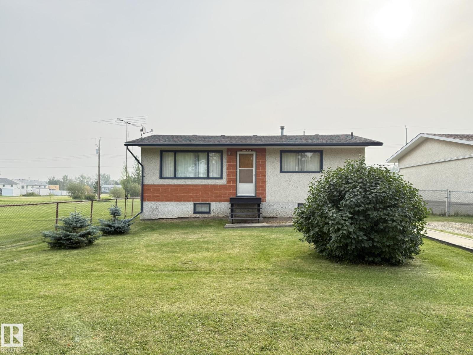 Photo 1 of 5027 48 St, Warburg AB