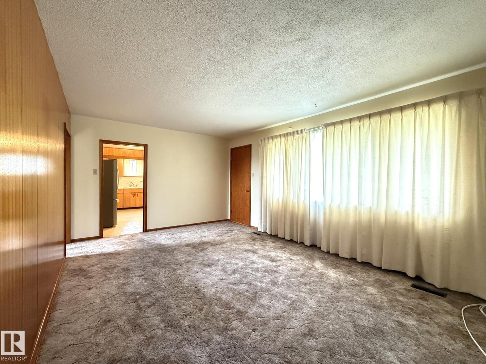 Photo 10 of 5027 48 St, Warburg AB