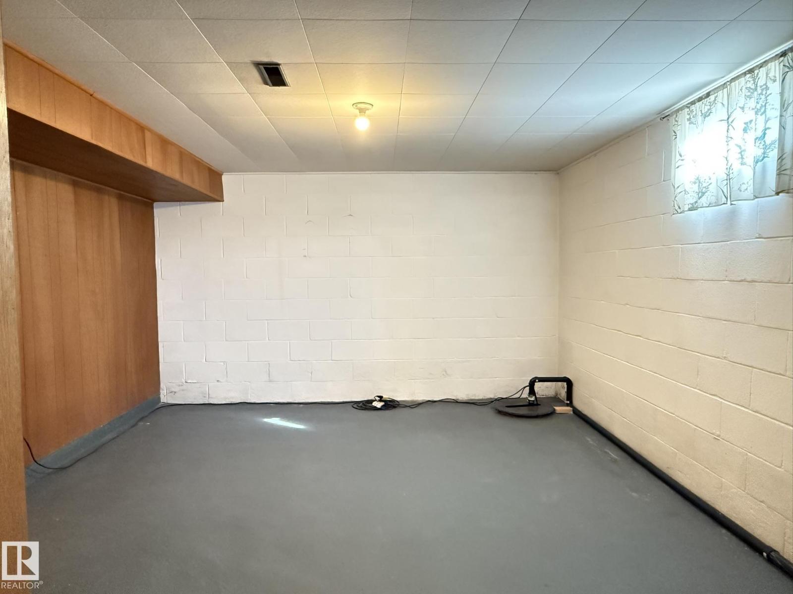 Photo 11 of 5027 48 St, Warburg AB