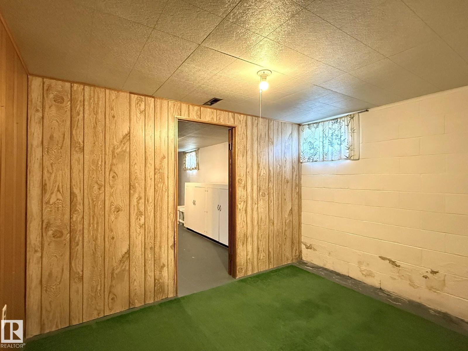Photo 12 of 5027 48 St, Warburg AB