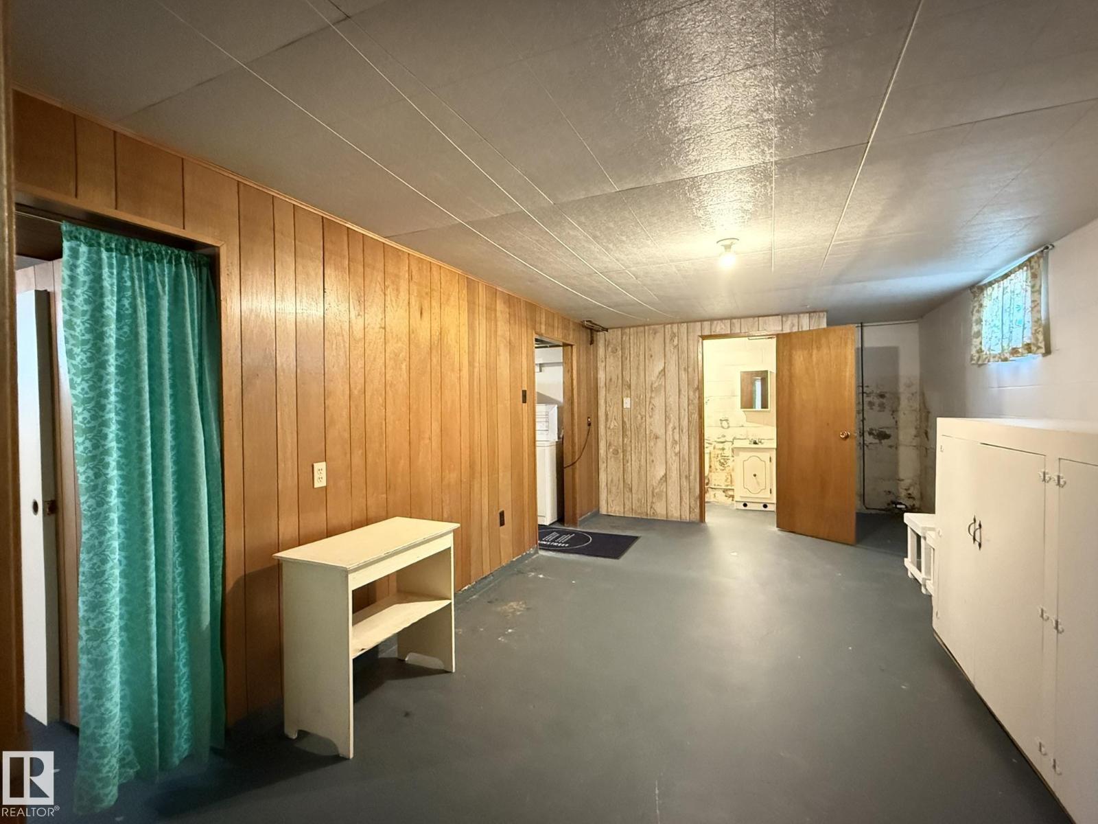 Photo 13 of 5027 48 St, Warburg AB