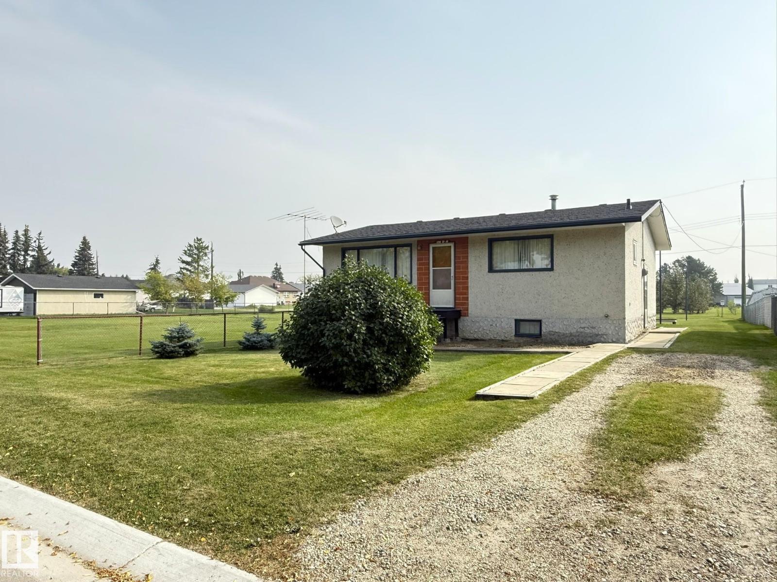 Photo 17 of 5027 48 St, Warburg AB