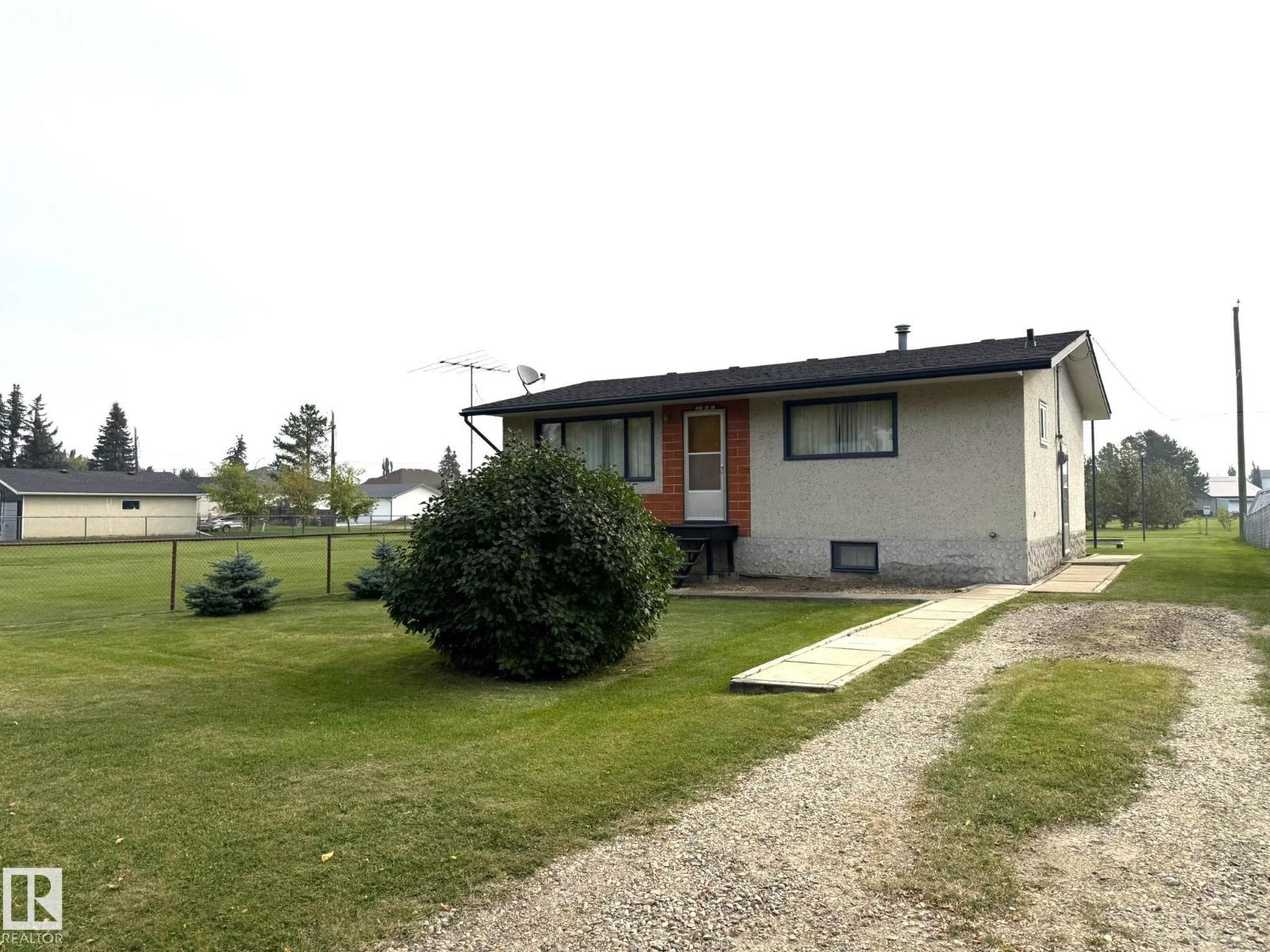 Photo 18 of 5027 48 St, Warburg AB
