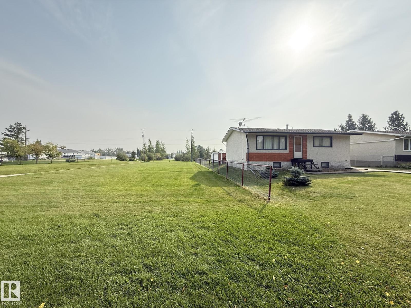 Photo 2 of 5027 48 St, Warburg AB