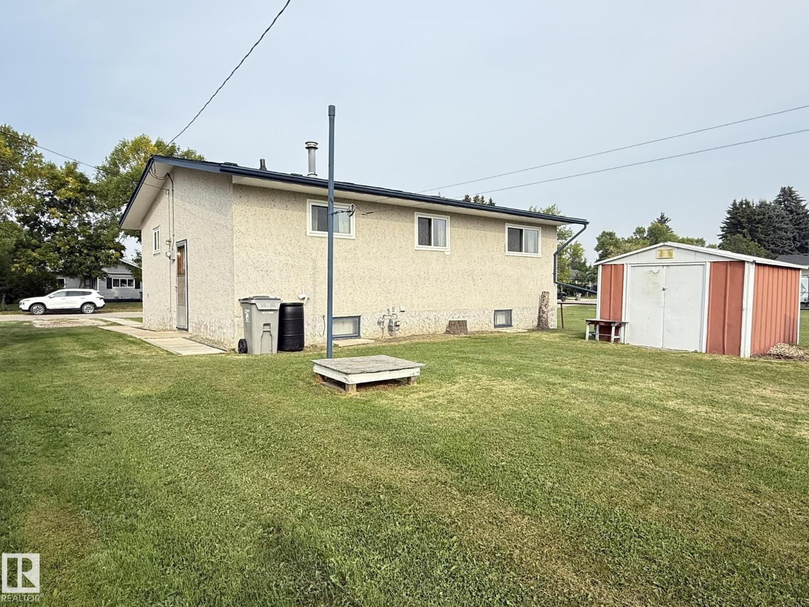 Photo 23 of 5027 48 St, Warburg AB