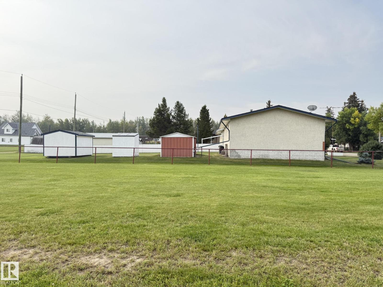 Photo 24 of 5027 48 St, Warburg AB