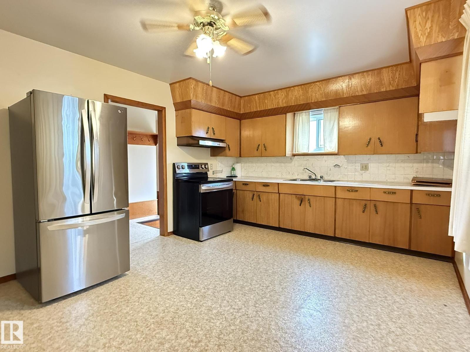 Photo 3 of 5027 48 St, Warburg AB
