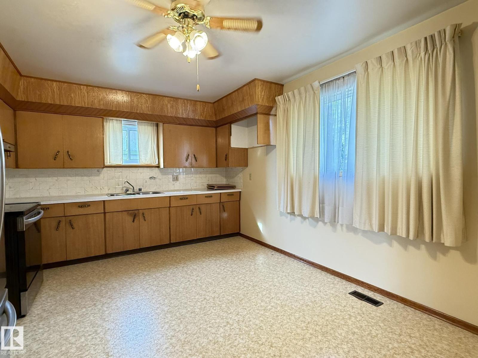 Photo 4 of 5027 48 St, Warburg AB