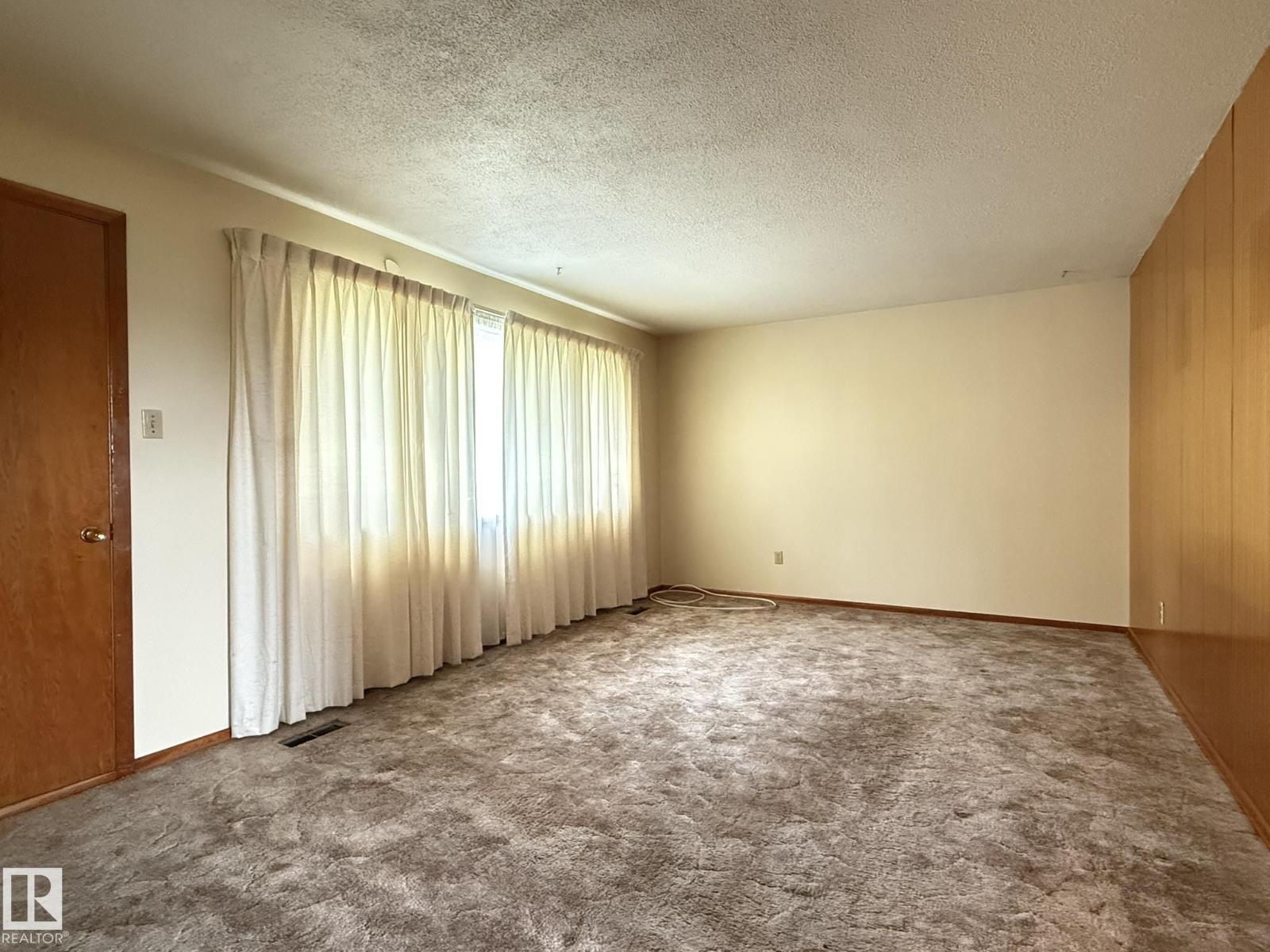 Photo 5 of 5027 48 St, Warburg AB